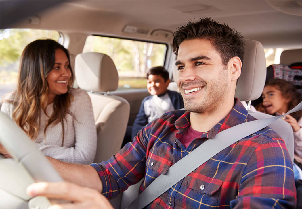 Famille dans un automobile assuré pour dommage