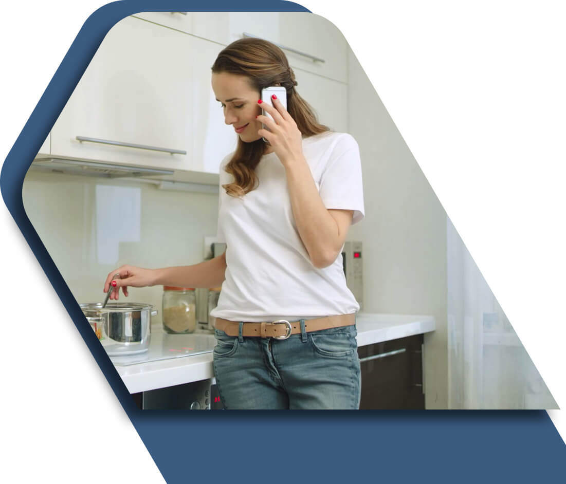 Cliente en entretien téléphone pour une demande d'assurance